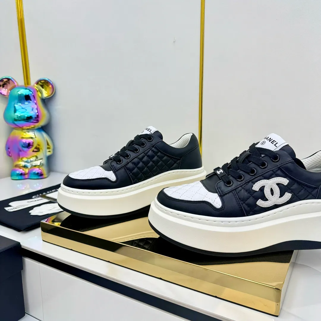 👟👟Ex-factory price 600👟👟 Upgraded version, upgraded version, upgraded version! No rebuttal accepted! ! ! ! Chanel Chanel panda shoes! 2025 counter's top casual sports shoes. This classic design; the upper is electro-embroidered with a variety of techniques; the outsole is fashionable and sporty; the unusual inclusion of a variety of color matching elements... The diversified mix and match is very good-looking and versatile, and can be used for leisure, fashion, sports, and outdoor... ꫛꫀꪝ Go➫ Materials: ❶Upper made of: original imported first-layer silk cowhide + original waterproof cloth + original first-layer cowhide ❷Inner lining: Original Yangli+Net ❸Outsole based on: Original TPU combination outsole Counter boutique packaging complete set for women 35–41 👉 👉 👉 👉 👉